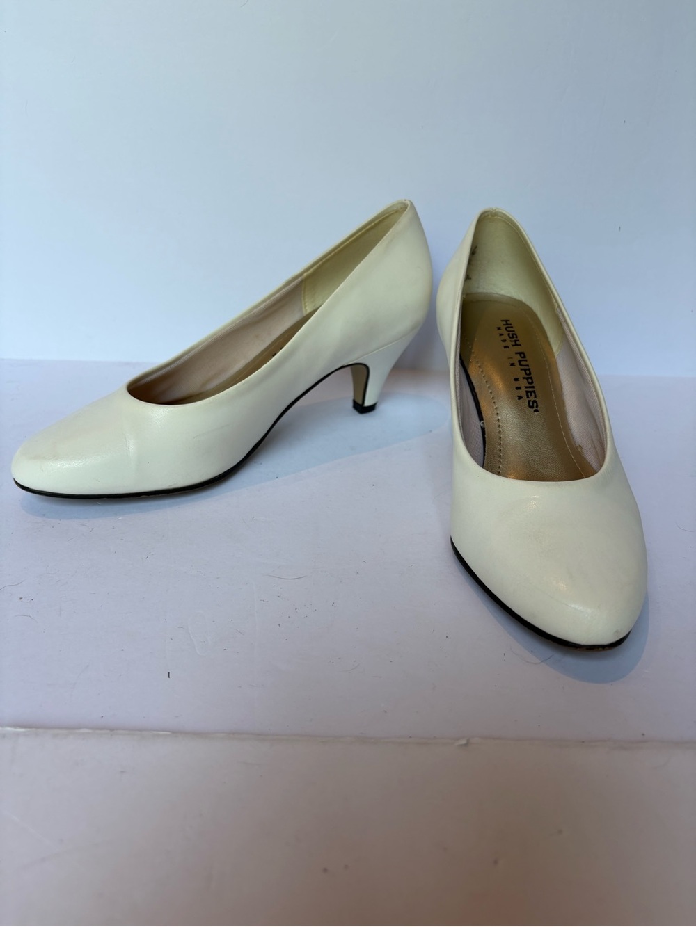 Hush Puppies Women's Cream Leather Mid Heel Pumps Size 5 1/2W